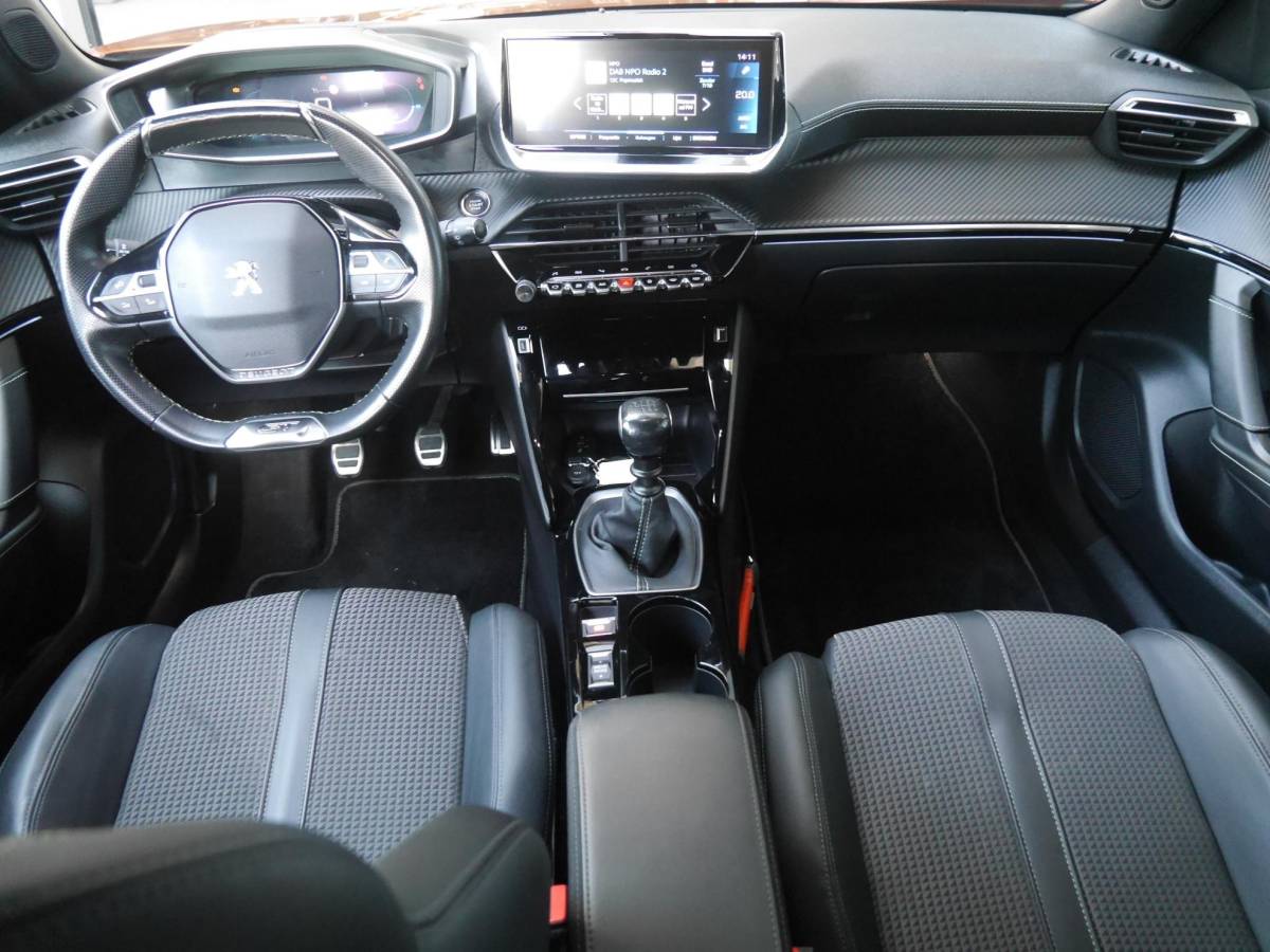 Peugeot 2008 Peugeot 2008 1.2 PureTech GT | 130PK | Afneembare trekhaak | Zwart dak | Getint glas | 17inch velgen | Full-LED | Dealer onderhouden | Navigatie | Keyless entry en start