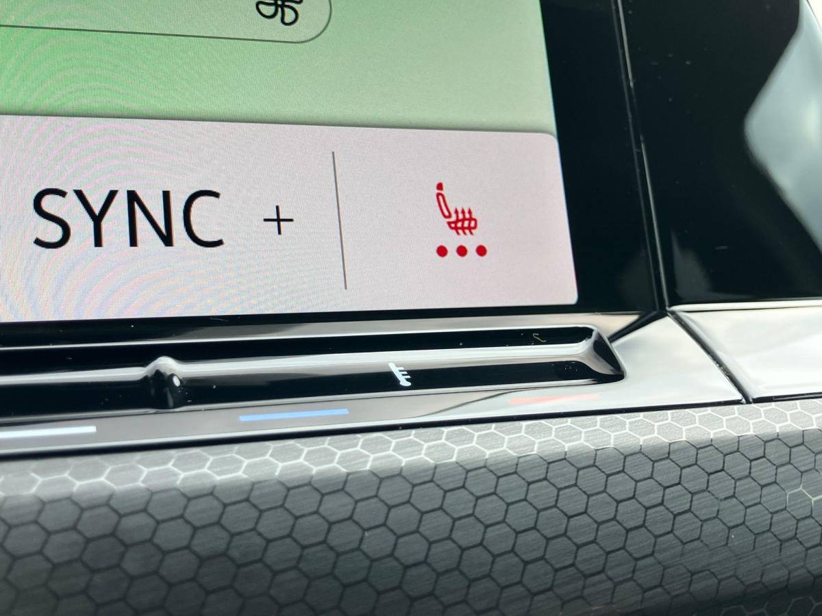 Volkswagen Golf Volkswagen Golf 1.4 eHybrid 245pk GTE · Navigatie · Camera + Parkeersensoren · Stoel- & stuurverwarming · Apple/Android Car Play · Trekhaak ·