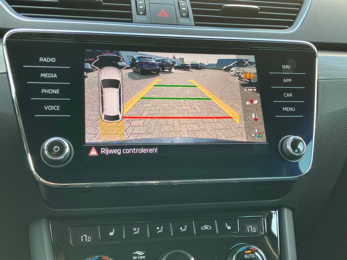 Škoda Superb Skoda Superb Combi 1.4TSI 160kW/218PK iV Business Edition Plus · Navigatie · Apple/Android Car Play · Camera + Parkeersensoren · Garantie t/m 27-03-2028 of 60000km.