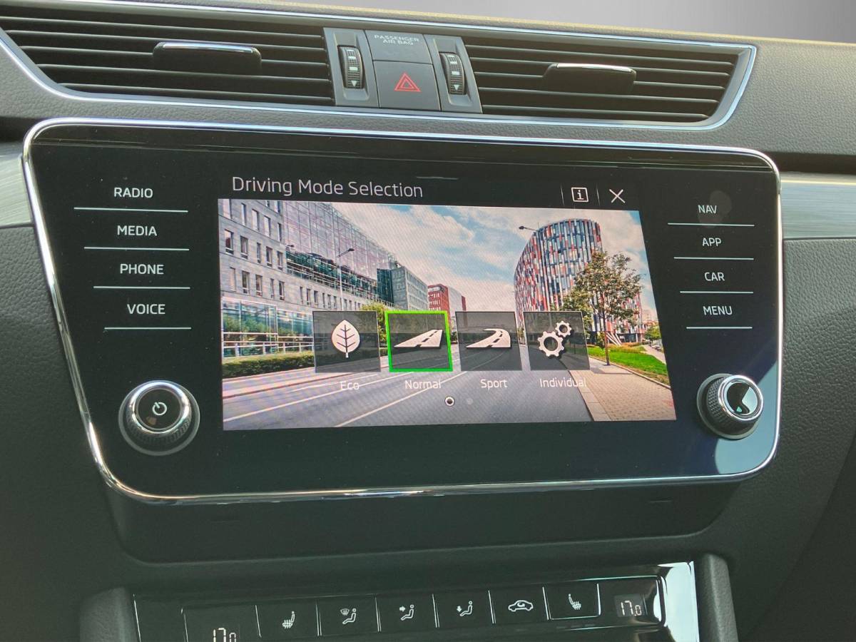 Škoda Superb Skoda Superb Combi 1.4TSI 160kW/218PK iV Business Edition Plus · Navigatie · Apple/Android Car Play · Camera + Parkeersensoren · Garantie t/m 27-03-2028 of 60000km.