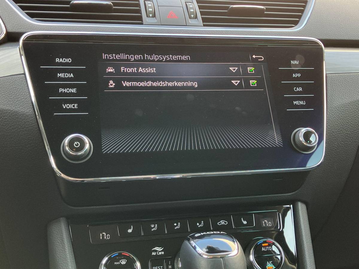 Škoda Superb Skoda Superb Combi 1.4TSI 160kW/218PK iV Business Edition Plus · Navigatie · Apple/Android Car Play · Camera + Parkeersensoren · Garantie t/m 27-03-2028 of 60000km.