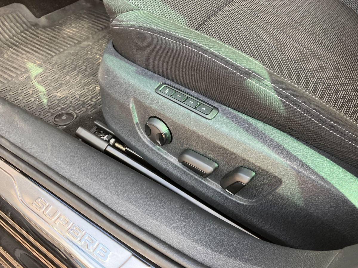 Škoda Superb Skoda Superb Combi 1.4TSI 160kW/218PK iV Business Edition Plus · Navigatie · Apple/Android Car Play · Camera + Parkeersensoren · Garantie t/m 27-03-2028 of 60000km.