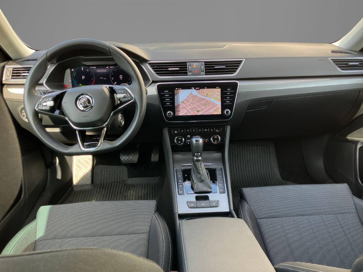 Škoda Superb Skoda Superb Combi 1.4TSI 160kW/218PK iV Business Edition Plus · Navigatie · Apple/Android Car Play · Camera + Parkeersensoren · Garantie t/m 27-03-2028 of 60000km.