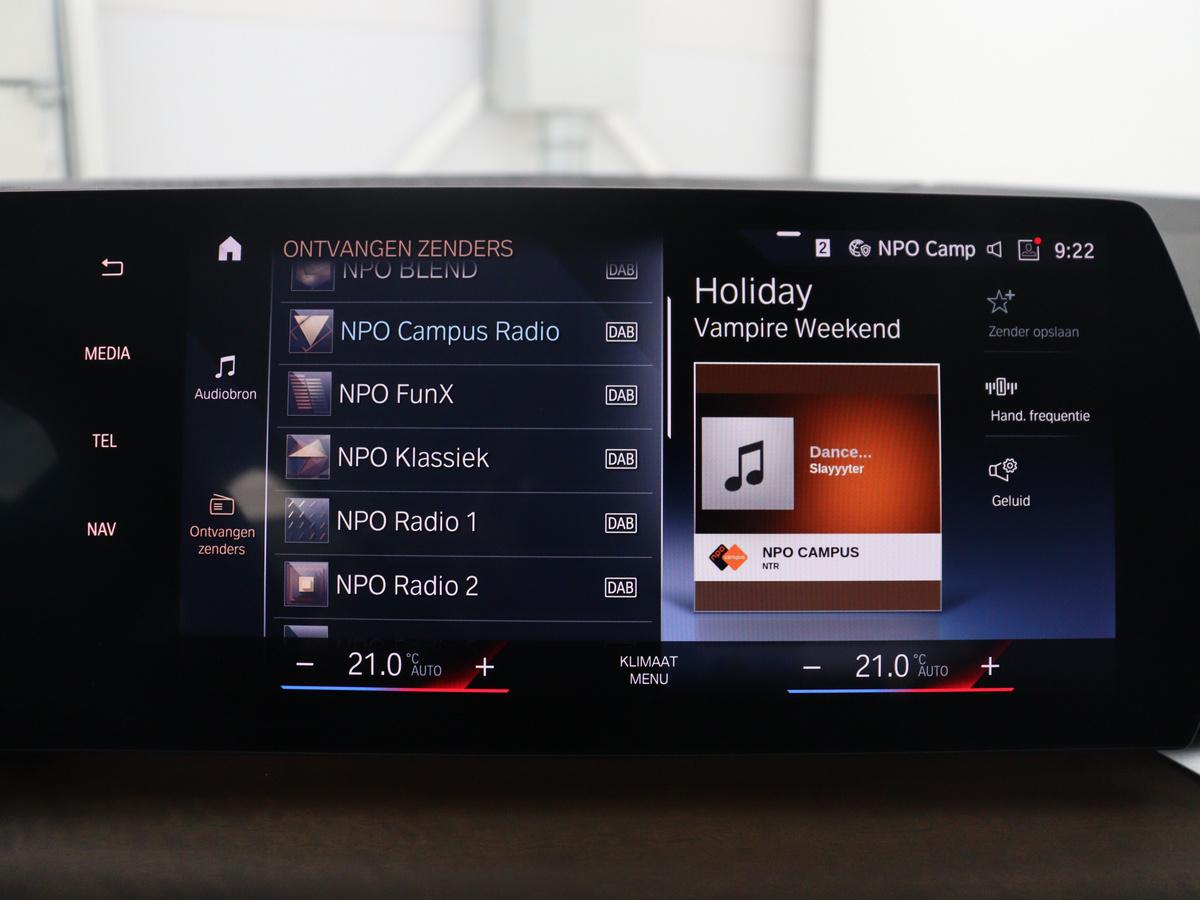 BMW 2 Serie BMW 2-serie Active Tourer 220i | Leder | Cruise control | Navigatie | Carplay | Sfeerverlichting | Virtueel dashboard | Camera | Park assist | Trekhaak