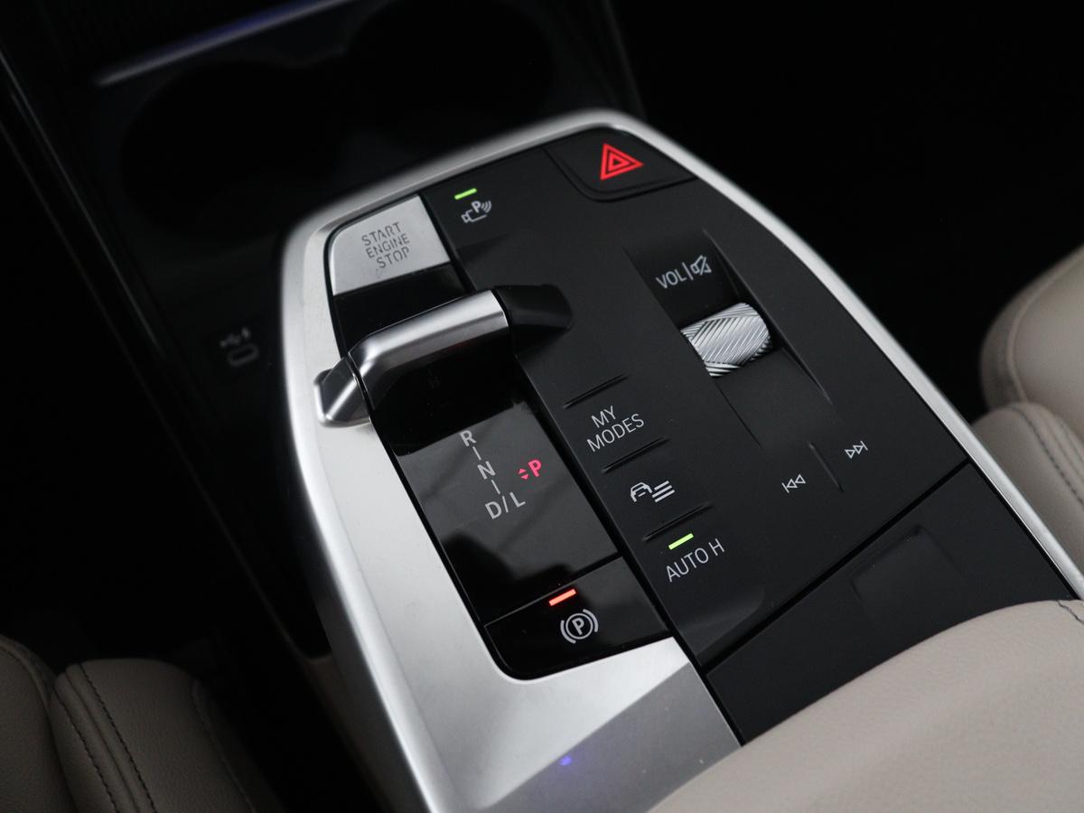 BMW 2 Serie BMW 2-serie Active Tourer 220i | Leder | Cruise control | Navigatie | Carplay | Sfeerverlichting | Virtueel dashboard | Camera | Park assist | Trekhaak