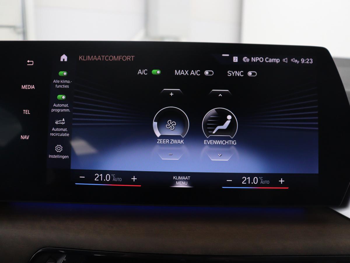 BMW 2 Serie BMW 2-serie Active Tourer 220i | Leder | Cruise control | Navigatie | Carplay | Sfeerverlichting | Virtueel dashboard | Camera | Park assist | Trekhaak