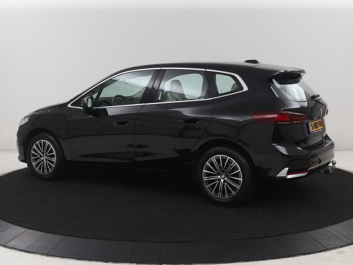 BMW 2 Serie BMW 2-serie Active Tourer 220i | Leder | Cruise control | Navigatie | Carplay | Sfeerverlichting | Virtueel dashboard | Camera | Park assist | Trekhaak