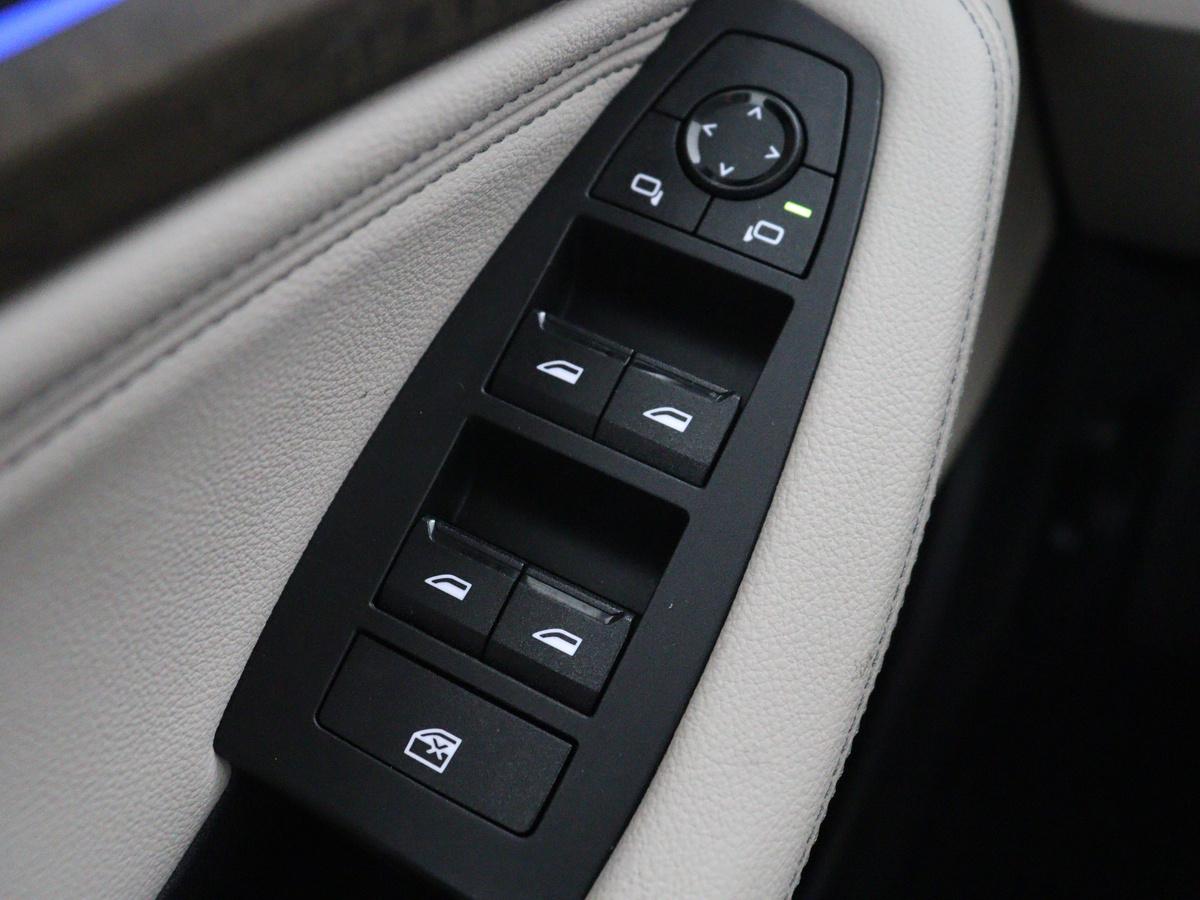 BMW 2 Serie BMW 2-serie Active Tourer 220i | Leder | Cruise control | Navigatie | Carplay | Sfeerverlichting | Virtueel dashboard | Camera | Park assist | Trekhaak
