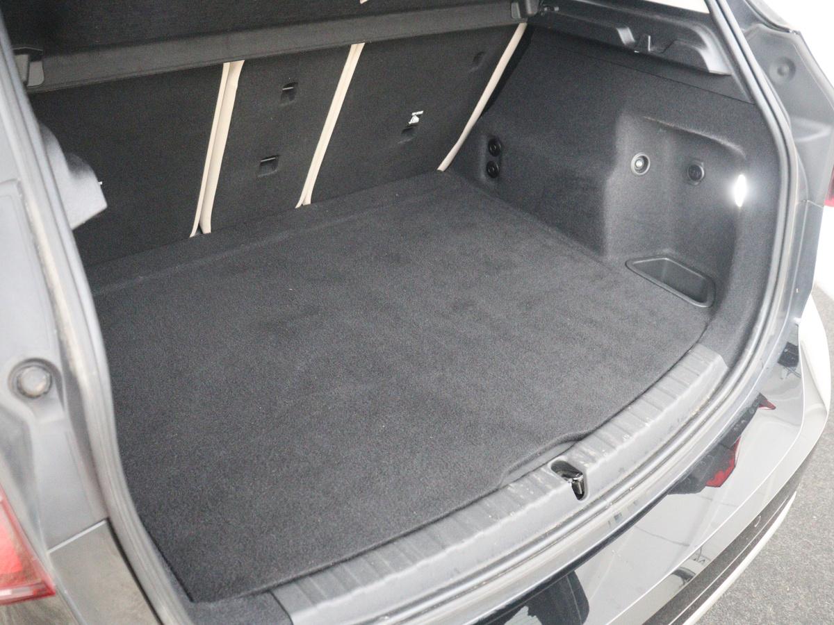 BMW 2 Serie BMW 2-serie Active Tourer 220i | Leder | Cruise control | Navigatie | Carplay | Sfeerverlichting | Virtueel dashboard | Camera | Park assist | Trekhaak
