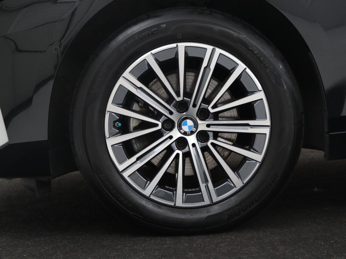 BMW 2 Serie BMW 2-serie Active Tourer 220i | Leder | Cruise control | Navigatie | Carplay | Sfeerverlichting | Virtueel dashboard | Camera | Park assist | Trekhaak
