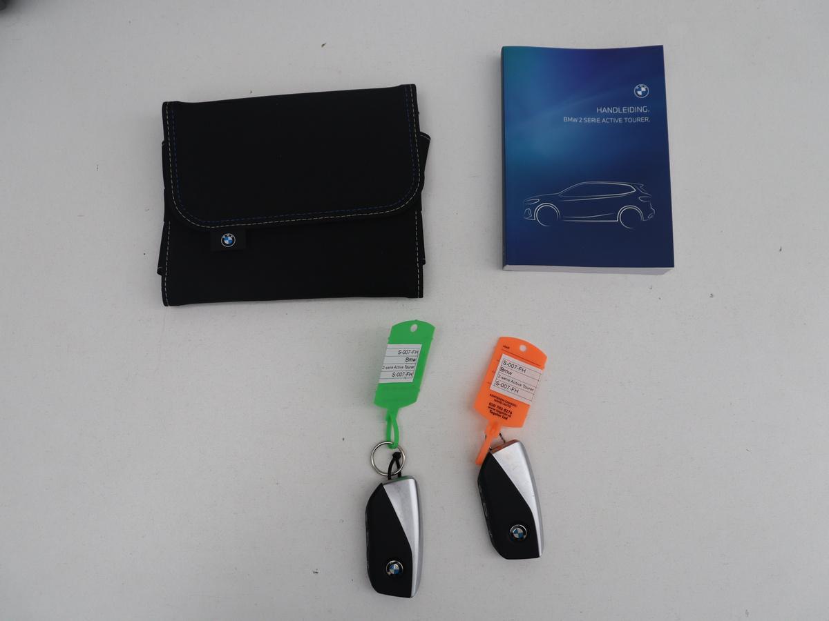 BMW 2 Serie BMW 2-serie Active Tourer 220i | Leder | Cruise control | Navigatie | Carplay | Sfeerverlichting | Virtueel dashboard | Camera | Park assist | Trekhaak