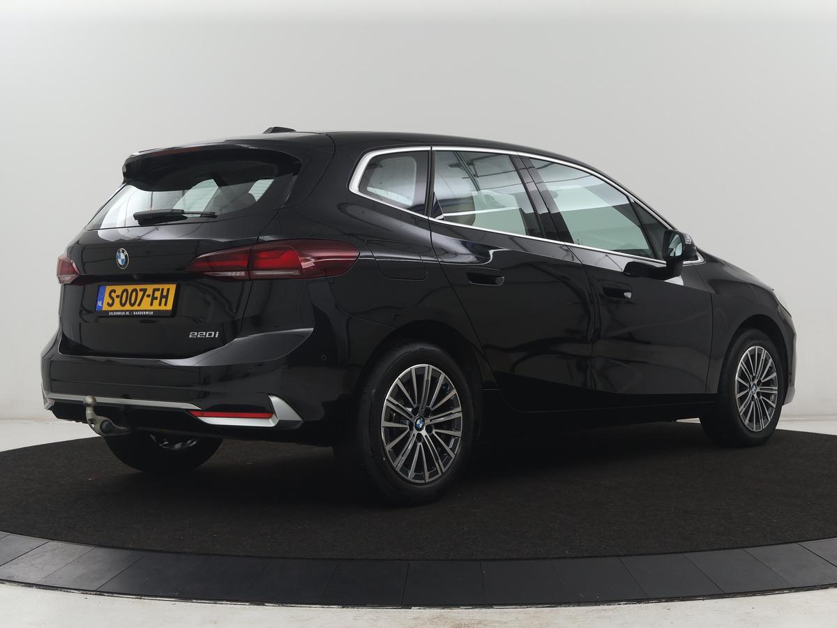 BMW 2 Serie BMW 2-serie Active Tourer 220i | Leder | Cruise control | Navigatie | Carplay | Sfeerverlichting | Virtueel dashboard | Camera | Park assist | Trekhaak