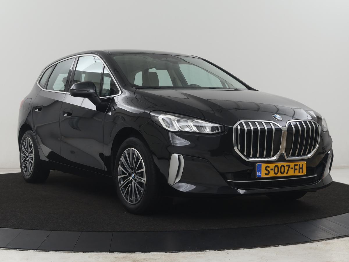 BMW 2 Serie BMW 2-serie Active Tourer 220i | Leder | Cruise control | Navigatie | Carplay | Sfeerverlichting | Virtueel dashboard | Camera | Park assist | Trekhaak