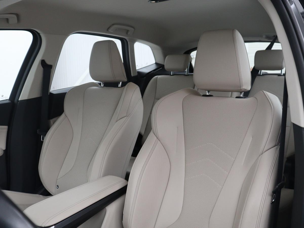 BMW 2 Serie BMW 2-serie Active Tourer 220i | Leder | Cruise control | Navigatie | Carplay | Sfeerverlichting | Virtueel dashboard | Camera | Park assist | Trekhaak