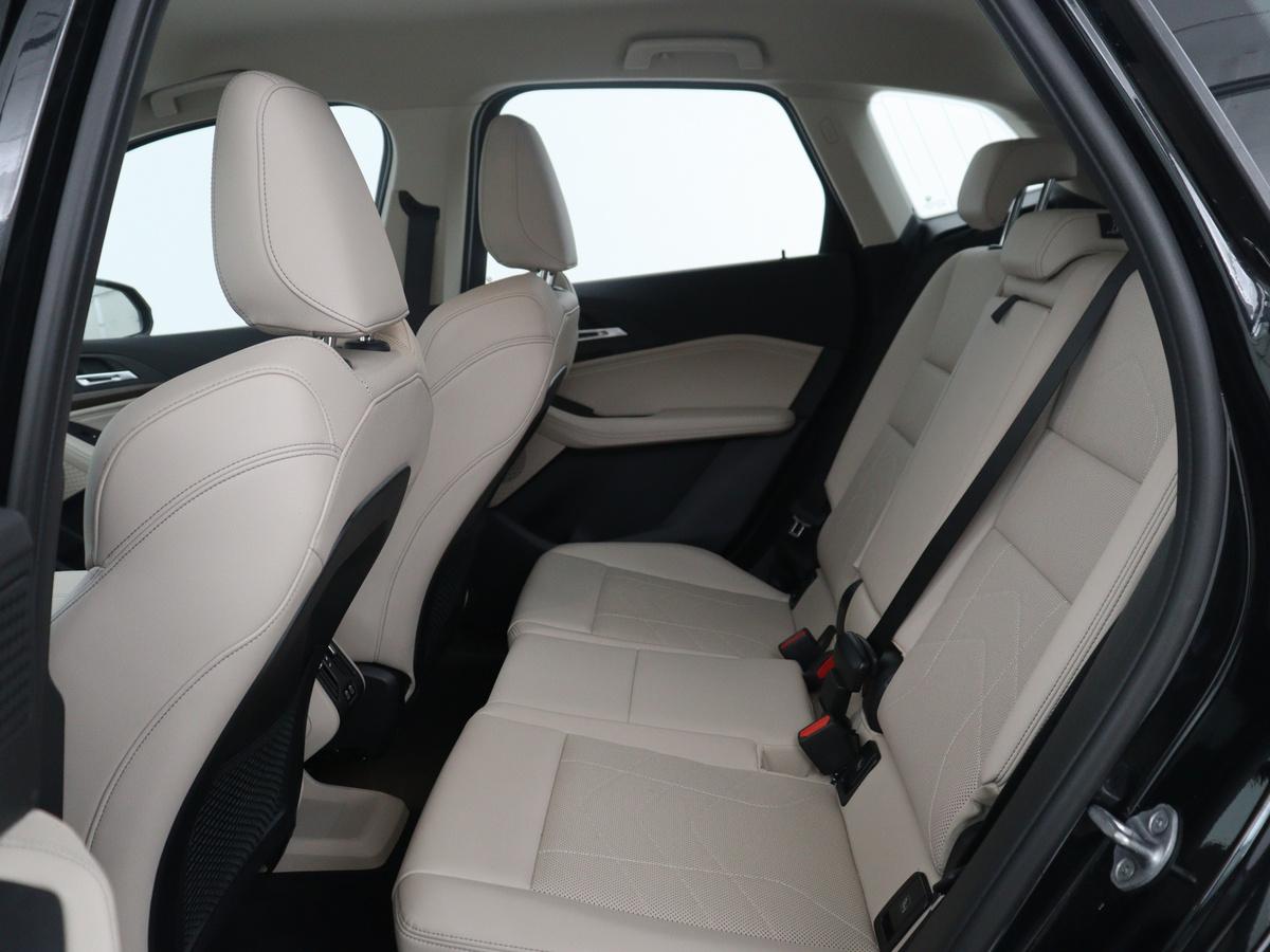 BMW 2 Serie BMW 2-serie Active Tourer 220i | Leder | Cruise control | Navigatie | Carplay | Sfeerverlichting | Virtueel dashboard | Camera | Park assist | Trekhaak