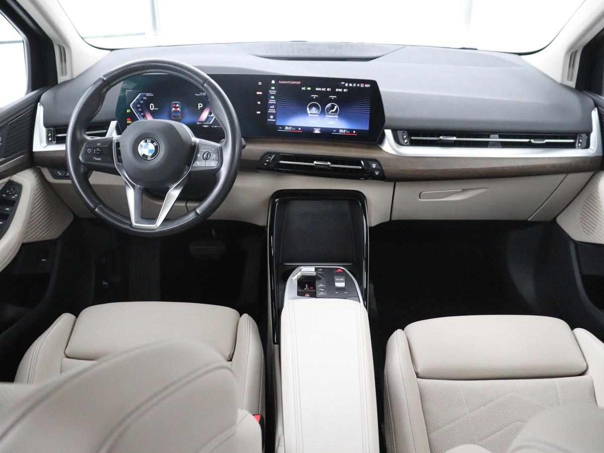 BMW 2 Serie BMW 2-serie Active Tourer 220i | Leder | Cruise control | Navigatie | Carplay | Sfeerverlichting | Virtueel dashboard | Camera | Park assist | Trekhaak