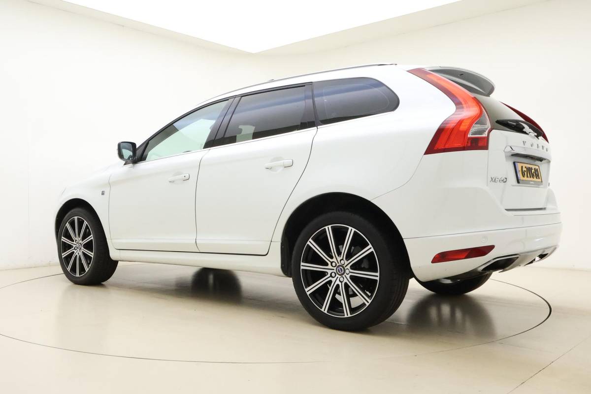 Volvo XC60 Volvo XC60 2.0 T5 FWD Ocean Race 245pk | Panorama dak | Elektrische stoelen | Verwarmde voorruit | Stoelverwarming | Handsfree kofferklep | Camera | Lederen bekleding | Afneembare trekhaak | 1.600kg trekgewicht | NL auto