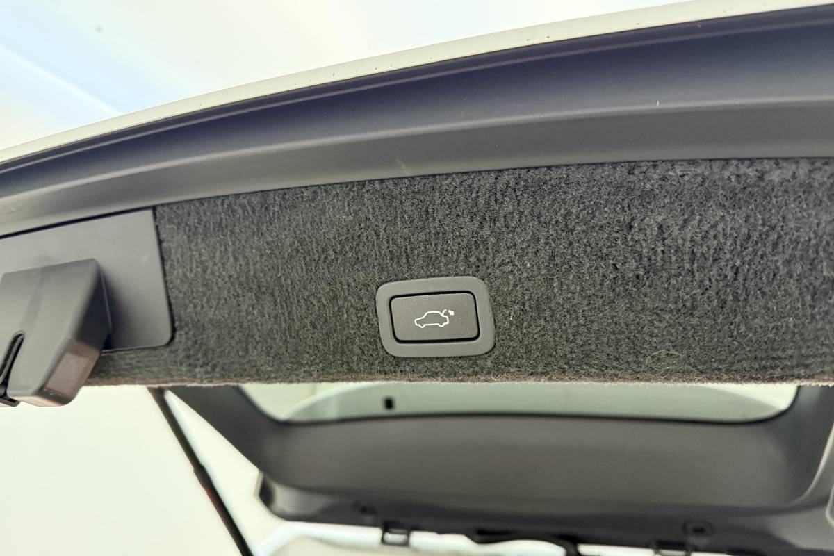 Volvo XC60 Volvo XC60 2.0 T5 FWD Ocean Race 245pk | Panorama dak | Elektrische stoelen | Verwarmde voorruit | Stoelverwarming | Handsfree kofferklep | Camera | Lederen bekleding | Afneembare trekhaak | 1.600kg trekgewicht | NL auto