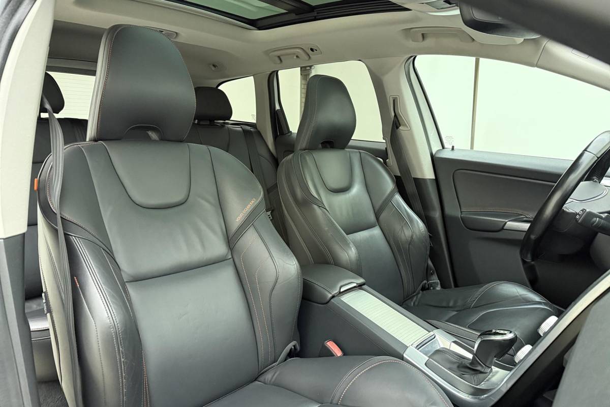 Volvo XC60 Volvo XC60 2.0 T5 FWD Ocean Race 245pk | Panorama dak | Elektrische stoelen | Verwarmde voorruit | Stoelverwarming | Handsfree kofferklep | Camera | Lederen bekleding | Afneembare trekhaak | 1.600kg trekgewicht | NL auto