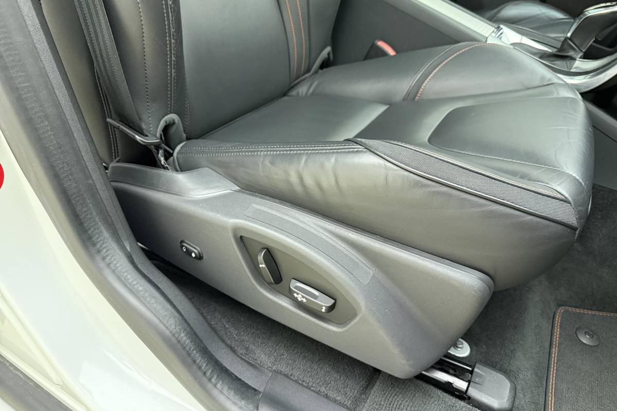 Volvo XC60 Volvo XC60 2.0 T5 FWD Ocean Race 245pk | Panorama dak | Elektrische stoelen | Verwarmde voorruit | Stoelverwarming | Handsfree kofferklep | Camera | Lederen bekleding | Afneembare trekhaak | 1.600kg trekgewicht | NL auto