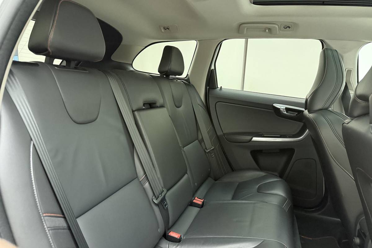 Volvo XC60 Volvo XC60 2.0 T5 FWD Ocean Race 245pk | Panorama dak | Elektrische stoelen | Verwarmde voorruit | Stoelverwarming | Handsfree kofferklep | Camera | Lederen bekleding | Afneembare trekhaak | 1.600kg trekgewicht | NL auto