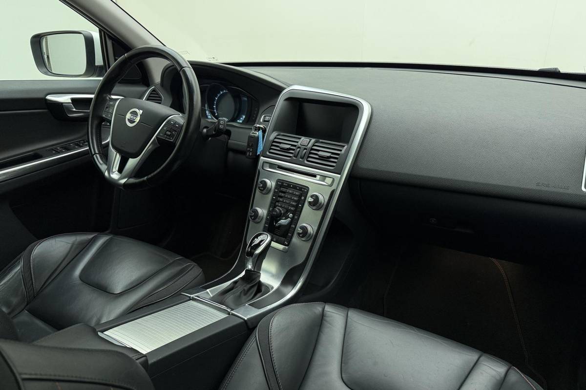 Volvo XC60 Volvo XC60 2.0 T5 FWD Ocean Race 245pk | Panorama dak | Elektrische stoelen | Verwarmde voorruit | Stoelverwarming | Handsfree kofferklep | Camera | Lederen bekleding | Afneembare trekhaak | 1.600kg trekgewicht | NL auto