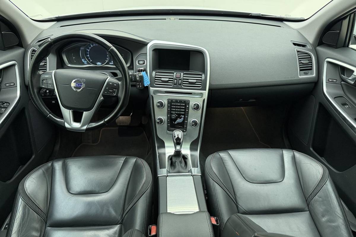 Volvo XC60 Volvo XC60 2.0 T5 FWD Ocean Race 245pk | Panorama dak | Elektrische stoelen | Verwarmde voorruit | Stoelverwarming | Handsfree kofferklep | Camera | Lederen bekleding | Afneembare trekhaak | 1.600kg trekgewicht | NL auto