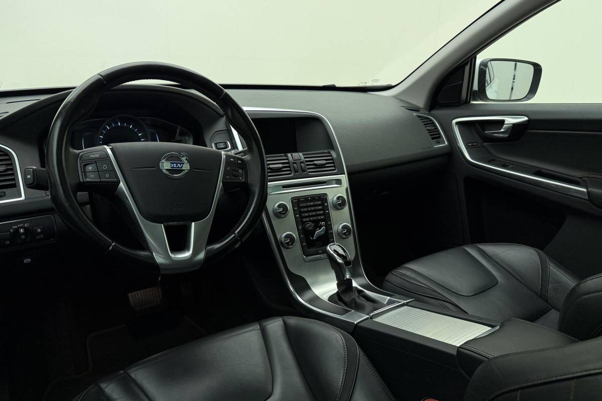 Volvo XC60 Volvo XC60 2.0 T5 FWD Ocean Race 245pk | Panorama dak | Elektrische stoelen | Verwarmde voorruit | Stoelverwarming | Handsfree kofferklep | Camera | Lederen bekleding | Afneembare trekhaak | 1.600kg trekgewicht | NL auto