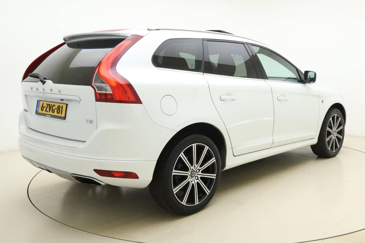 Volvo XC60 Volvo XC60 2.0 T5 FWD Ocean Race 245pk | Panorama dak | Elektrische stoelen | Verwarmde voorruit | Stoelverwarming | Handsfree kofferklep | Camera | Lederen bekleding | Afneembare trekhaak | 1.600kg trekgewicht | NL auto