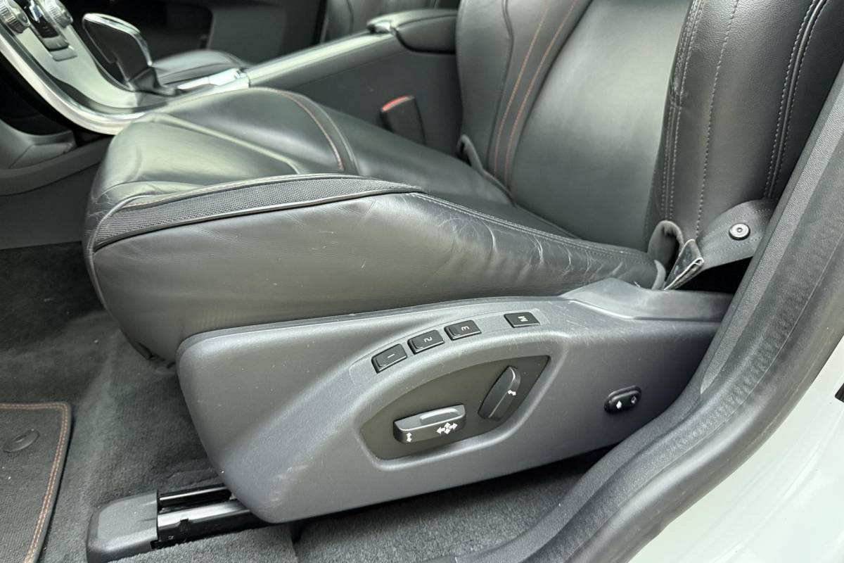 Volvo XC60 Volvo XC60 2.0 T5 FWD Ocean Race 245pk | Panorama dak | Elektrische stoelen | Verwarmde voorruit | Stoelverwarming | Handsfree kofferklep | Camera | Lederen bekleding | Afneembare trekhaak | 1.600kg trekgewicht | NL auto