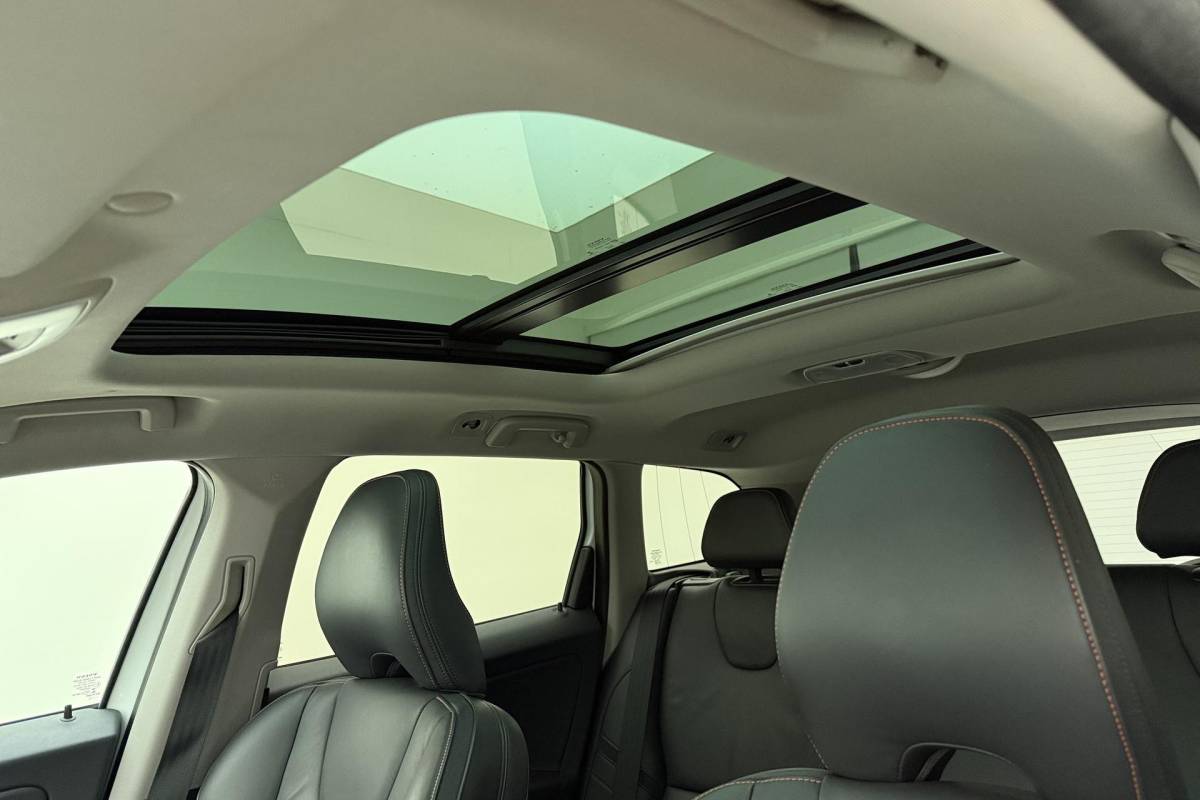 Volvo XC60 Volvo XC60 2.0 T5 FWD Ocean Race 245pk | Panorama dak | Elektrische stoelen | Verwarmde voorruit | Stoelverwarming | Handsfree kofferklep | Camera | Lederen bekleding | Afneembare trekhaak | 1.600kg trekgewicht | NL auto