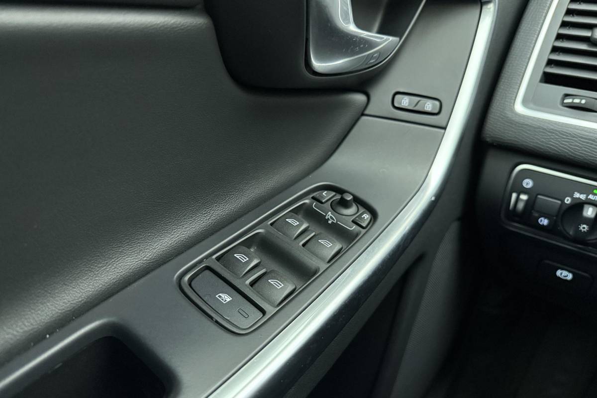 Volvo XC60 Volvo XC60 2.0 T5 FWD Ocean Race 245pk | Panorama dak | Elektrische stoelen | Verwarmde voorruit | Stoelverwarming | Handsfree kofferklep | Camera | Lederen bekleding | Afneembare trekhaak | 1.600kg trekgewicht | NL auto