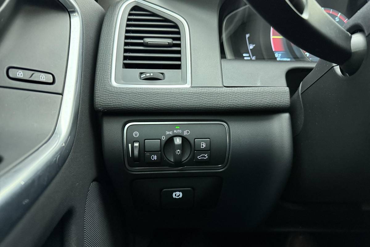 Volvo XC60 Volvo XC60 2.0 T5 FWD Ocean Race 245pk | Panorama dak | Elektrische stoelen | Verwarmde voorruit | Stoelverwarming | Handsfree kofferklep | Camera | Lederen bekleding | Afneembare trekhaak | 1.600kg trekgewicht | NL auto