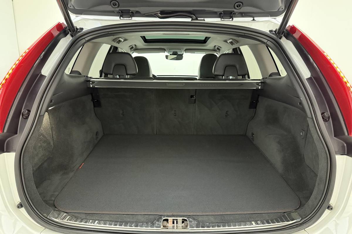 Volvo XC60 Volvo XC60 2.0 T5 FWD Ocean Race 245pk | Panorama dak | Elektrische stoelen | Verwarmde voorruit | Stoelverwarming | Handsfree kofferklep | Camera | Lederen bekleding | Afneembare trekhaak | 1.600kg trekgewicht | NL auto