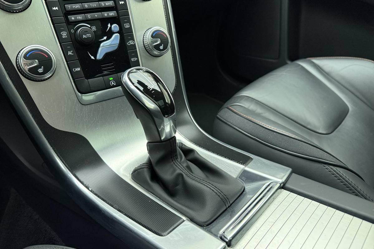 Volvo XC60 Volvo XC60 2.0 T5 FWD Ocean Race 245pk | Panorama dak | Elektrische stoelen | Verwarmde voorruit | Stoelverwarming | Handsfree kofferklep | Camera | Lederen bekleding | Afneembare trekhaak | 1.600kg trekgewicht | NL auto