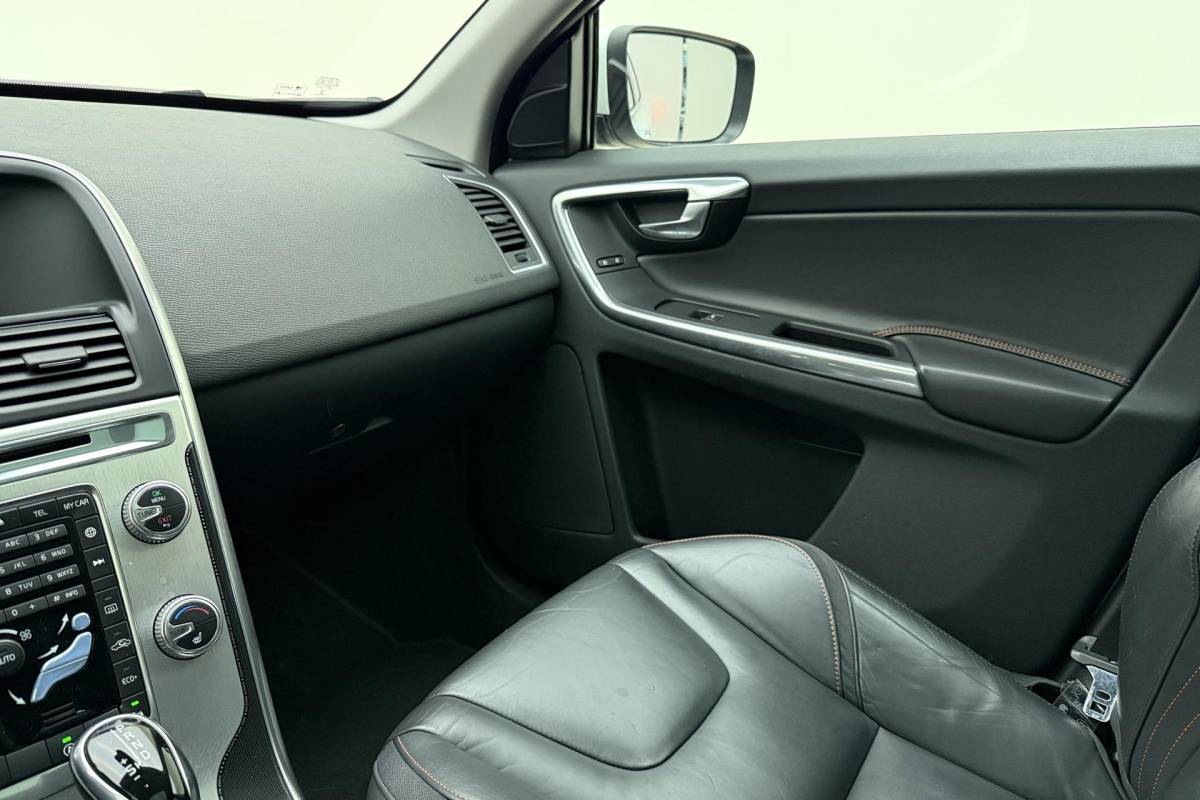 Volvo XC60 Volvo XC60 2.0 T5 FWD Ocean Race 245pk | Panorama dak | Elektrische stoelen | Verwarmde voorruit | Stoelverwarming | Handsfree kofferklep | Camera | Lederen bekleding | Afneembare trekhaak | 1.600kg trekgewicht | NL auto