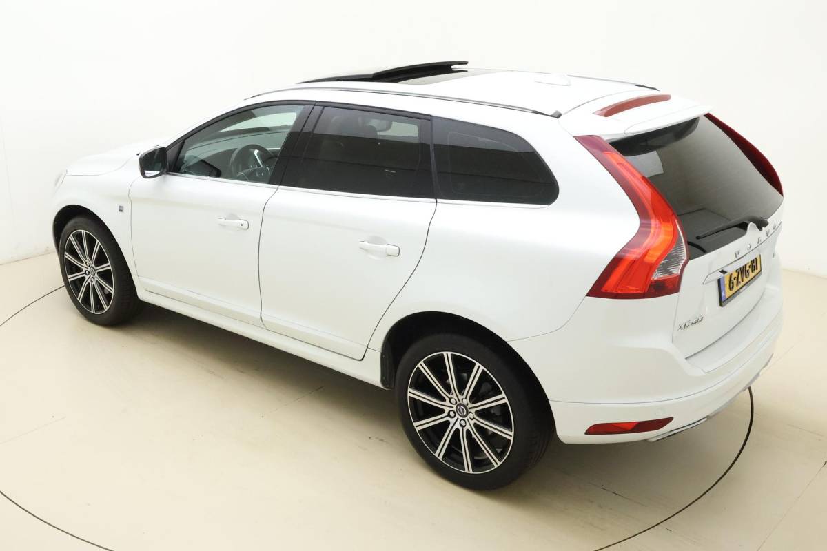 Volvo XC60 Volvo XC60 2.0 T5 FWD Ocean Race 245pk | Panorama dak | Elektrische stoelen | Verwarmde voorruit | Stoelverwarming | Handsfree kofferklep | Camera | Lederen bekleding | Afneembare trekhaak | 1.600kg trekgewicht | NL auto