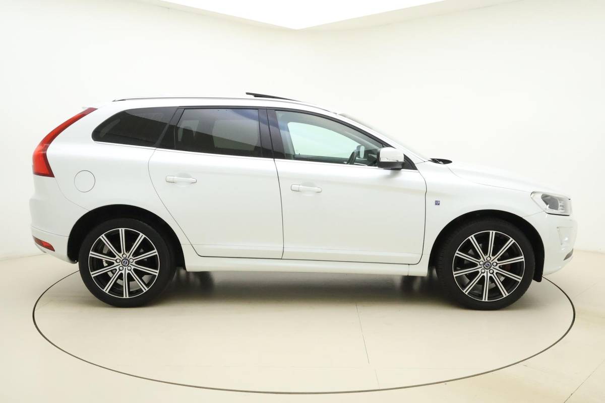 Volvo XC60 Volvo XC60 2.0 T5 FWD Ocean Race 245pk | Panorama dak | Elektrische stoelen | Verwarmde voorruit | Stoelverwarming | Handsfree kofferklep | Camera | Lederen bekleding | Afneembare trekhaak | 1.600kg trekgewicht | NL auto