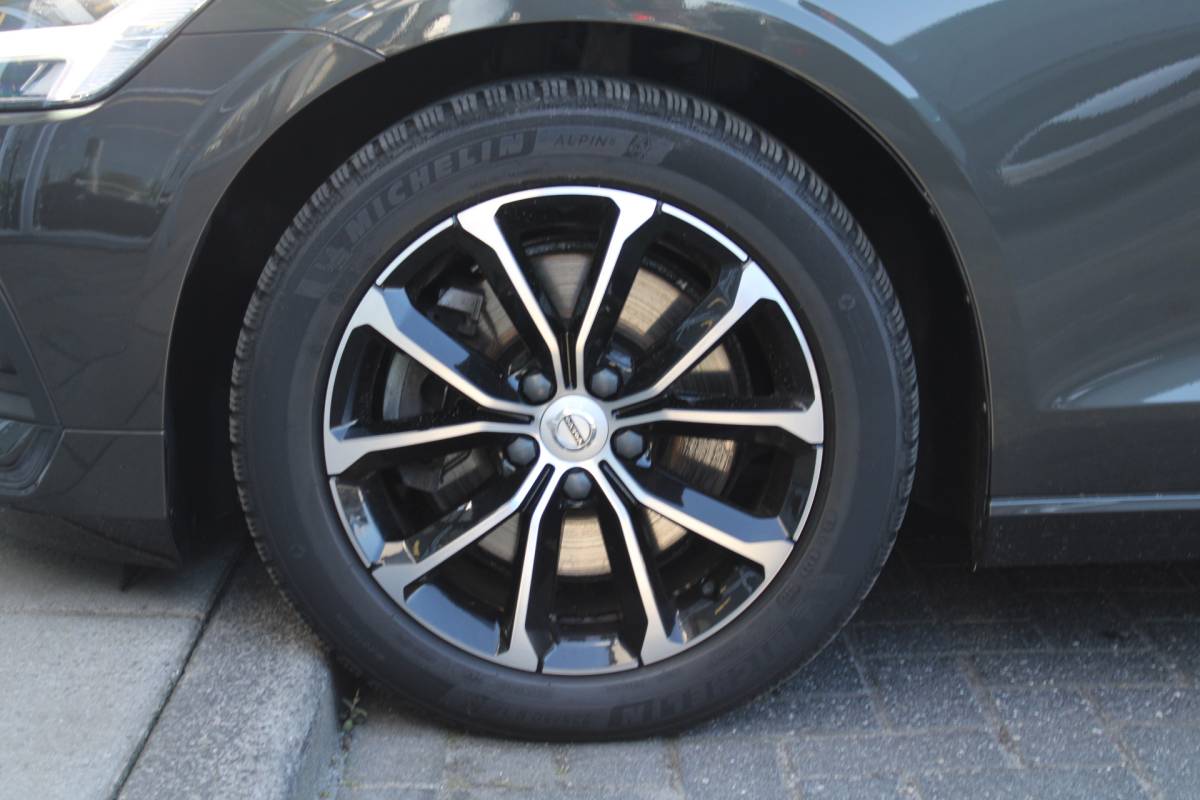 Volvo V60 Volvo V60 B3 164PK Automaat Momentum Advantage | Trekhaak | Camera + PDC | Pilot Assist | Getint glas | Verw. Stoel- & stuurwiel |