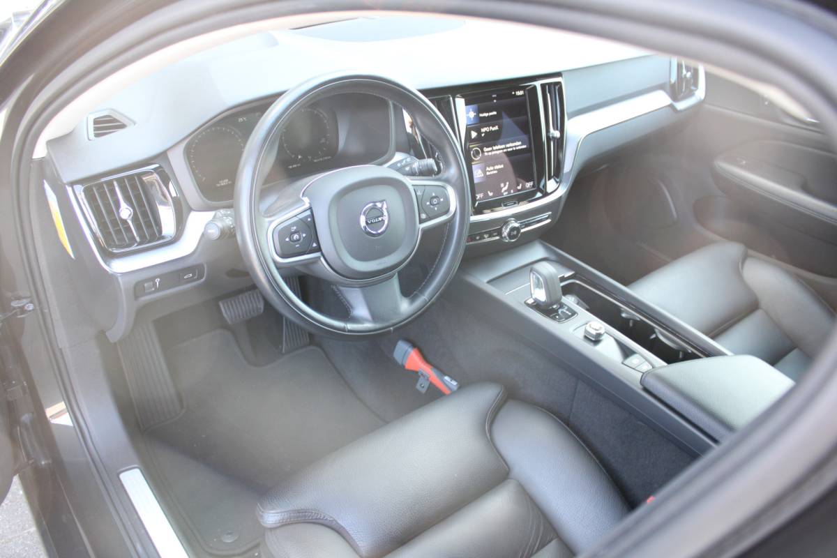 Volvo V60 Volvo V60 B3 164PK Automaat Momentum Advantage | Trekhaak | Camera + PDC | Pilot Assist | Getint glas | Verw. Stoel- & stuurwiel |
