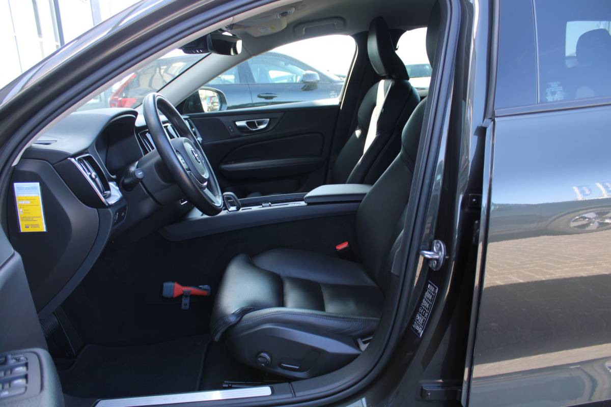 Volvo V60 Volvo V60 B3 164PK Automaat Momentum Advantage | Trekhaak | Camera + PDC | Pilot Assist | Getint glas | Verw. Stoel- & stuurwiel |