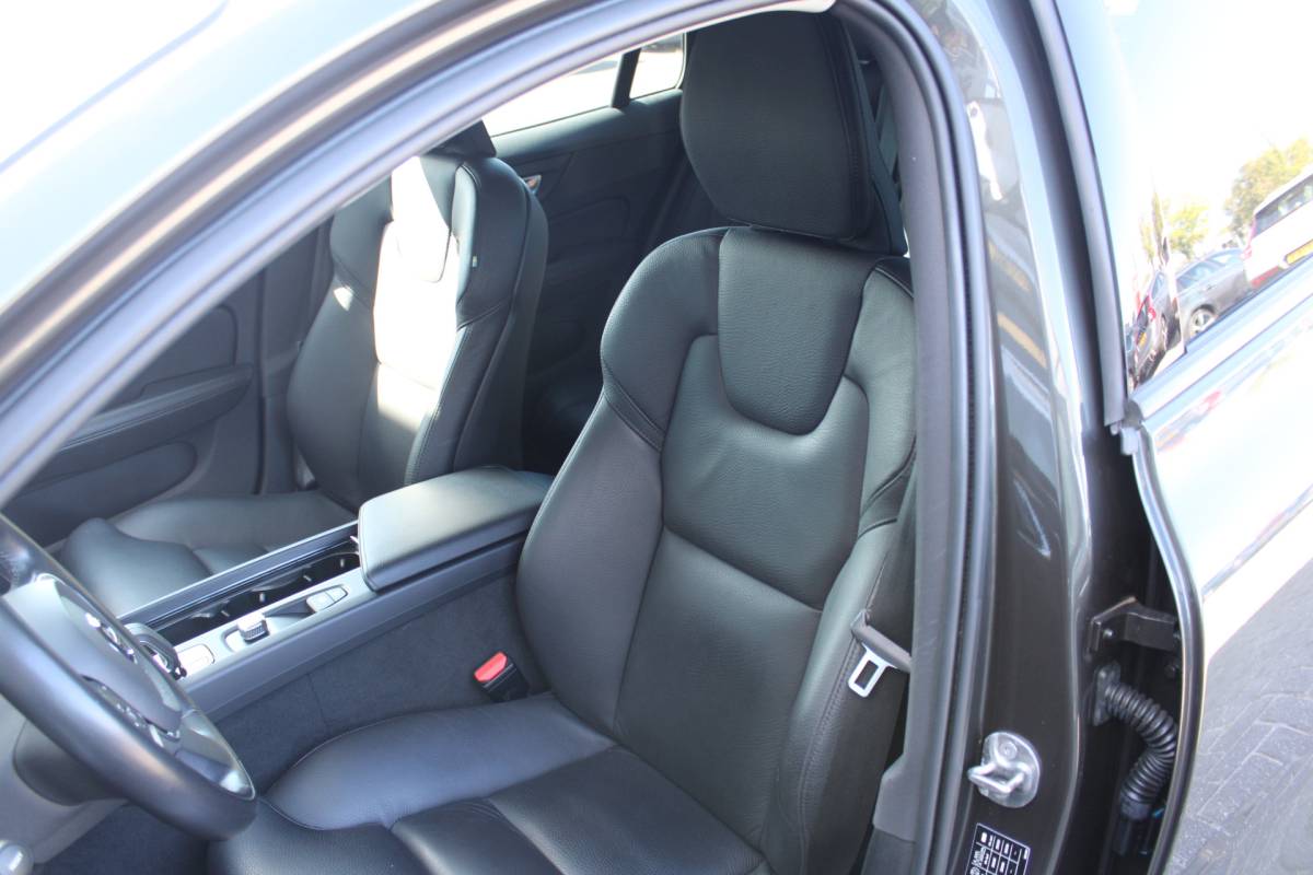 Volvo V60 Volvo V60 B3 164PK Automaat Momentum Advantage | Trekhaak | Camera + PDC | Pilot Assist | Getint glas | Verw. Stoel- & stuurwiel |