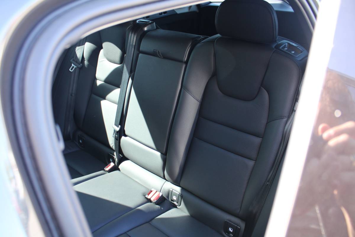 Volvo V60 Volvo V60 B3 164PK Automaat Momentum Advantage | Trekhaak | Camera + PDC | Pilot Assist | Getint glas | Verw. Stoel- & stuurwiel |