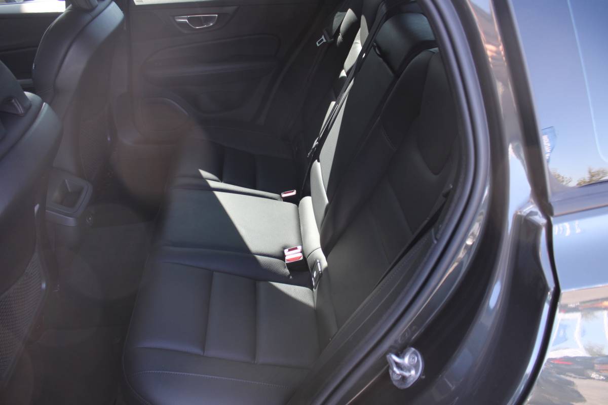 Volvo V60 Volvo V60 B3 164PK Automaat Momentum Advantage | Trekhaak | Camera + PDC | Pilot Assist | Getint glas | Verw. Stoel- & stuurwiel |