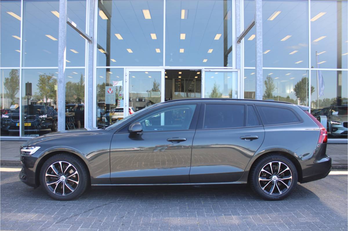 Volvo V60 Volvo V60 B3 164PK Automaat Momentum Advantage | Trekhaak | Camera + PDC | Pilot Assist | Getint glas | Verw. Stoel- & stuurwiel |