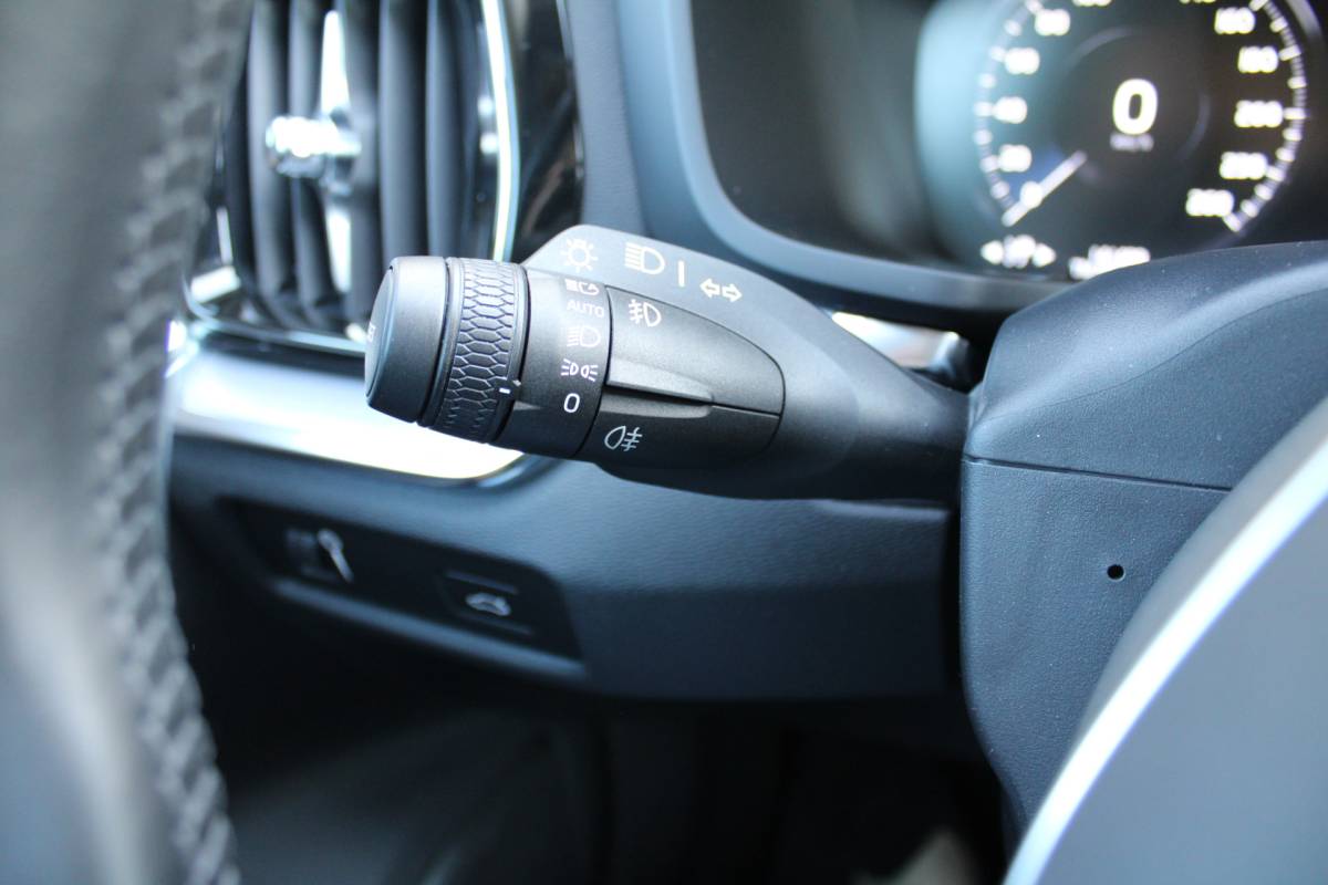 Volvo V60 Volvo V60 B3 164PK Automaat Momentum Advantage | Trekhaak | Camera + PDC | Pilot Assist | Getint glas | Verw. Stoel- & stuurwiel |