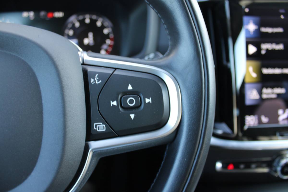 Volvo V60 Volvo V60 B3 164PK Automaat Momentum Advantage | Trekhaak | Camera + PDC | Pilot Assist | Getint glas | Verw. Stoel- & stuurwiel |