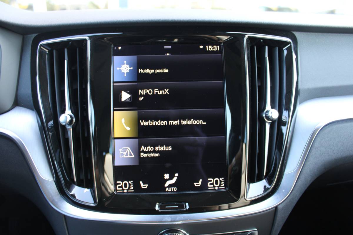 Volvo V60 Volvo V60 B3 164PK Automaat Momentum Advantage | Trekhaak | Camera + PDC | Pilot Assist | Getint glas | Verw. Stoel- & stuurwiel |