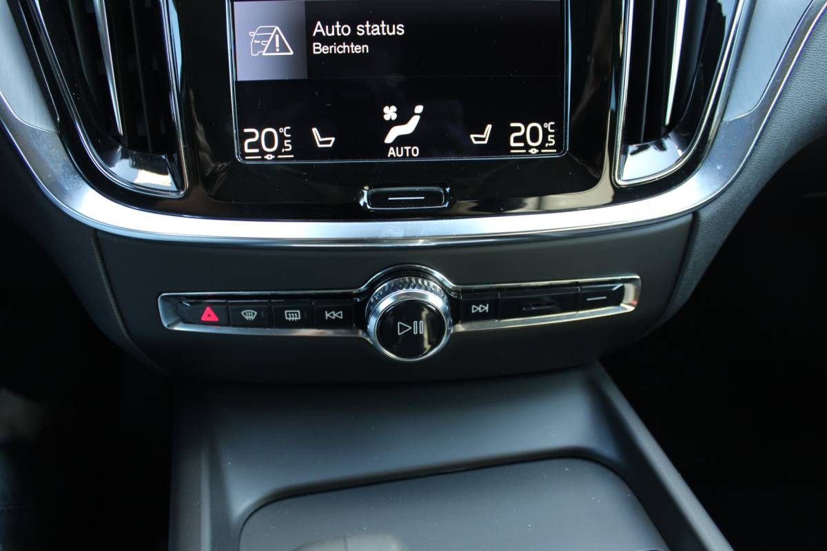Volvo V60 Volvo V60 B3 164PK Automaat Momentum Advantage | Trekhaak | Camera + PDC | Pilot Assist | Getint glas | Verw. Stoel- & stuurwiel |