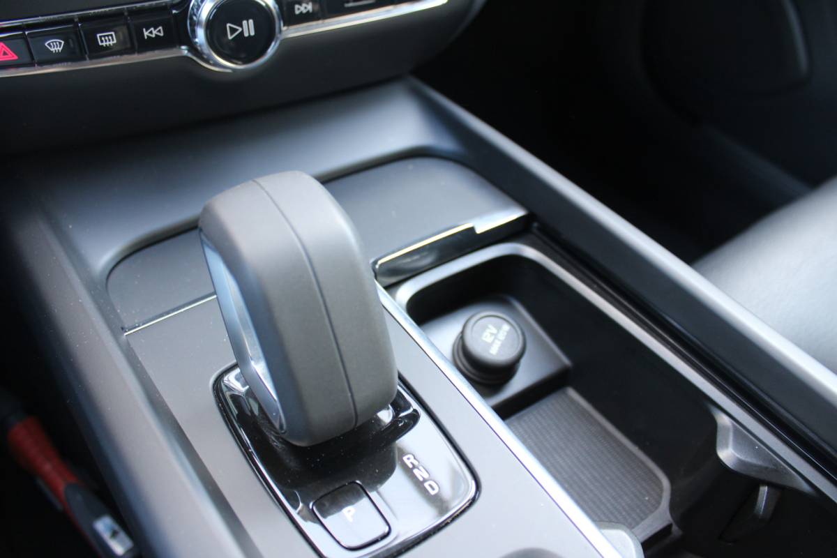 Volvo V60 Volvo V60 B3 164PK Automaat Momentum Advantage | Trekhaak | Camera + PDC | Pilot Assist | Getint glas | Verw. Stoel- & stuurwiel |